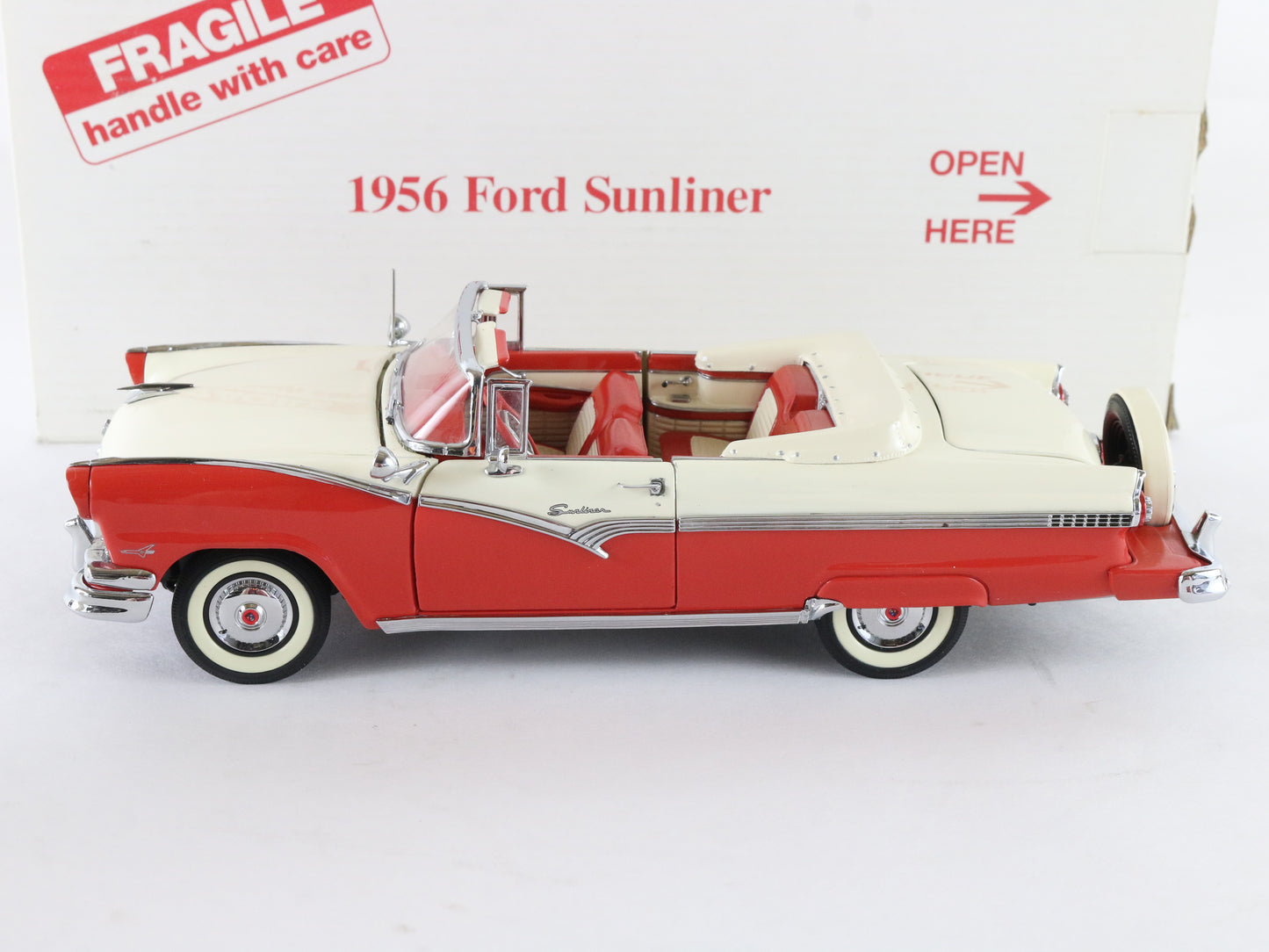 1956 Ford Fairlane Sunliner Convertible Red White Classic Danbury 1:24 Diecast