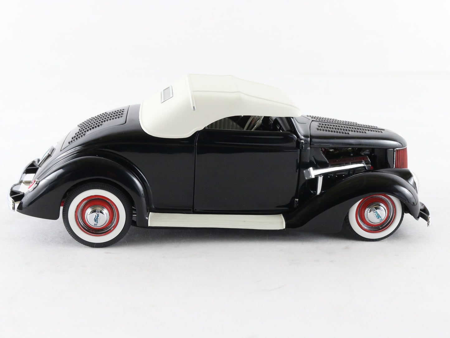 1936 Ford Hot Rod Deluxe Cabriolet Convertible Danbury Mint 1:24 Model Car