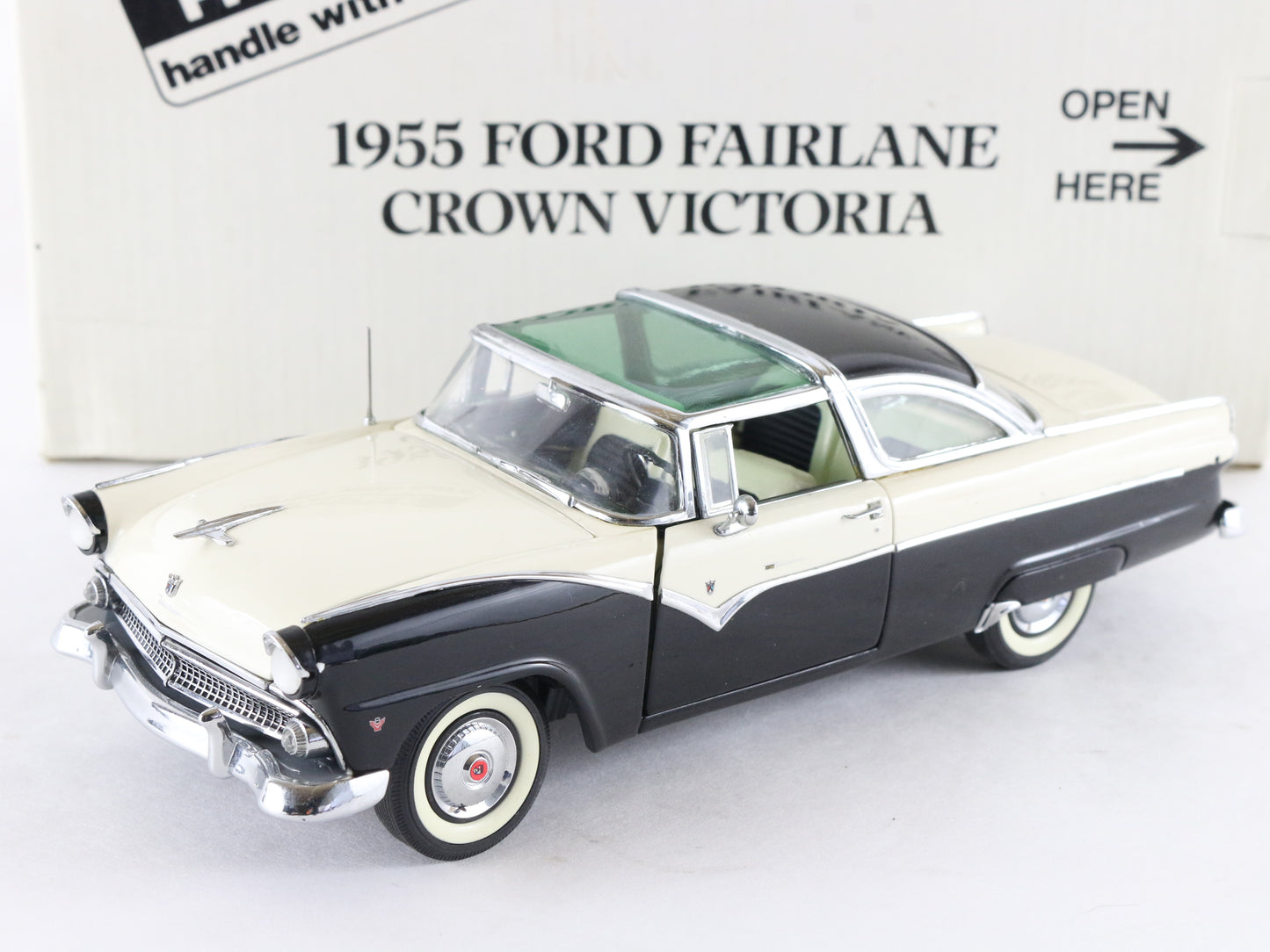 1955 Ford Fairlane Crown Victoria Black White Danbury Mint 1:24 Diecast 