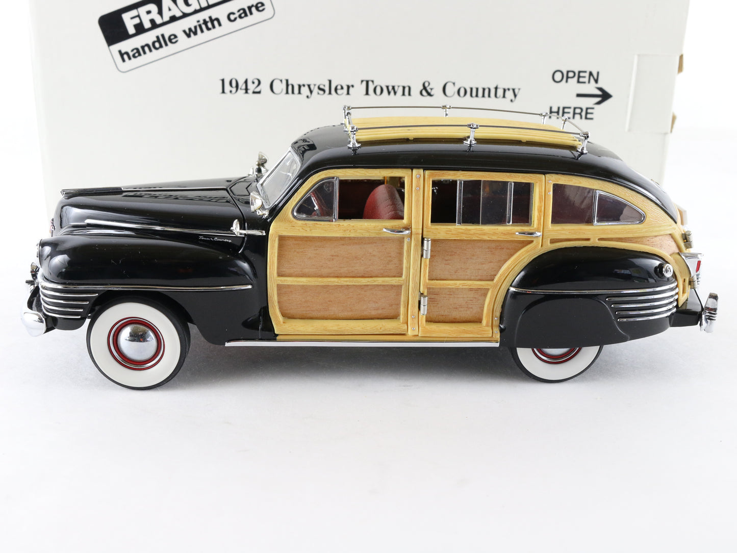 1942 Chrysler Town & Country Black Wood Panel Danbury Mint 1:24 Model Car