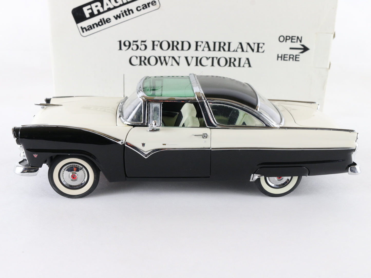 1955 Ford Fairlane Crown Victoria Danbury Mint 1:24 White Black Diecast Model