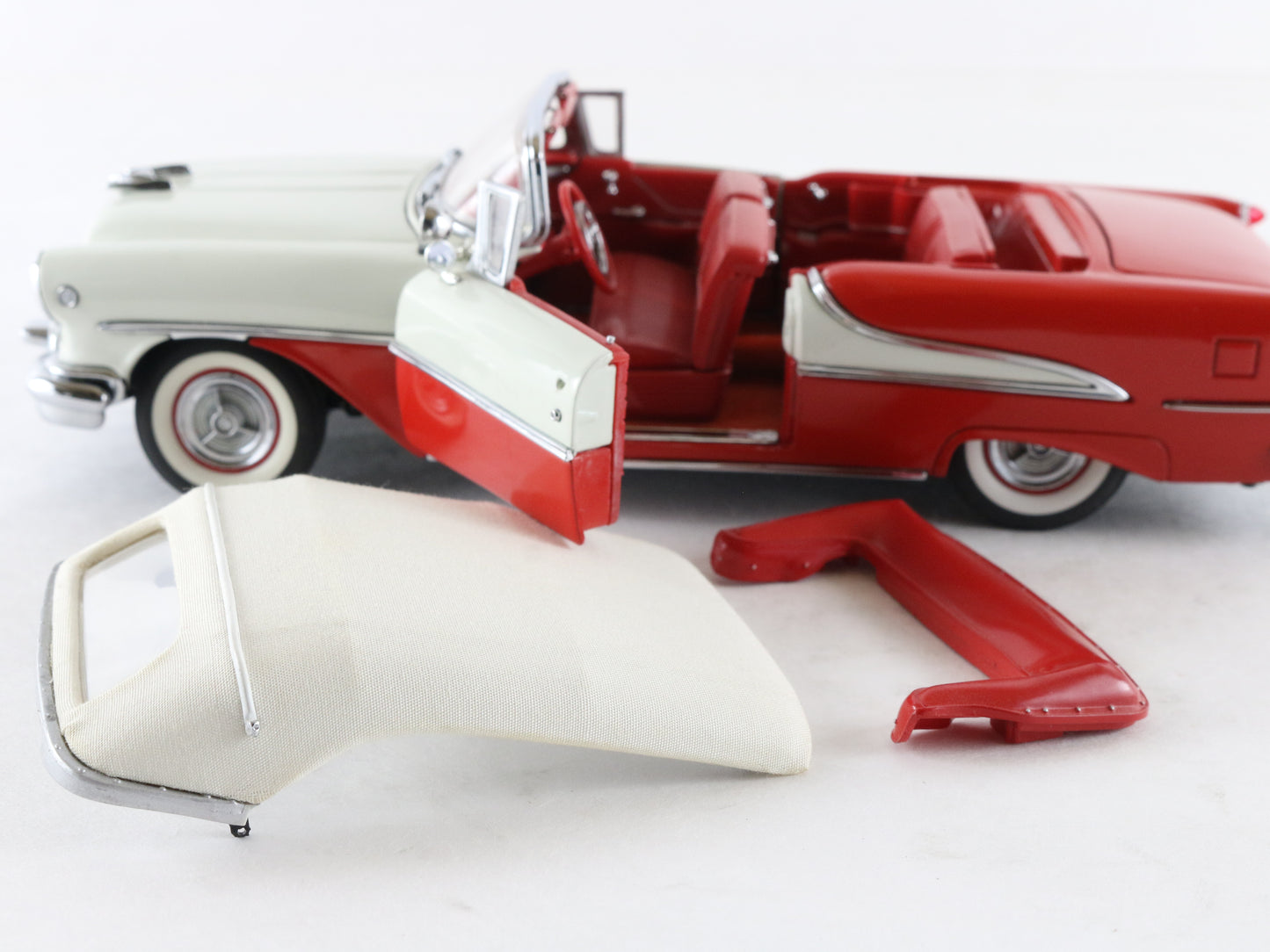 1955 Oldsmobile Super 88 Convertible Red White Danbury Mint 1:24 Model Car
