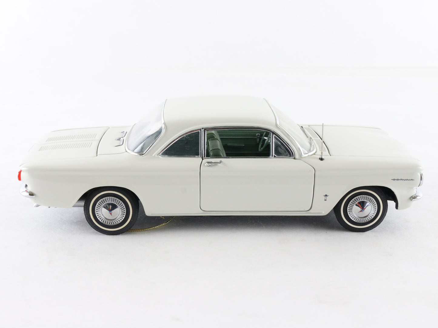 1960 Chevrolet Corvair White Franklin Mint 1:24 Model Car