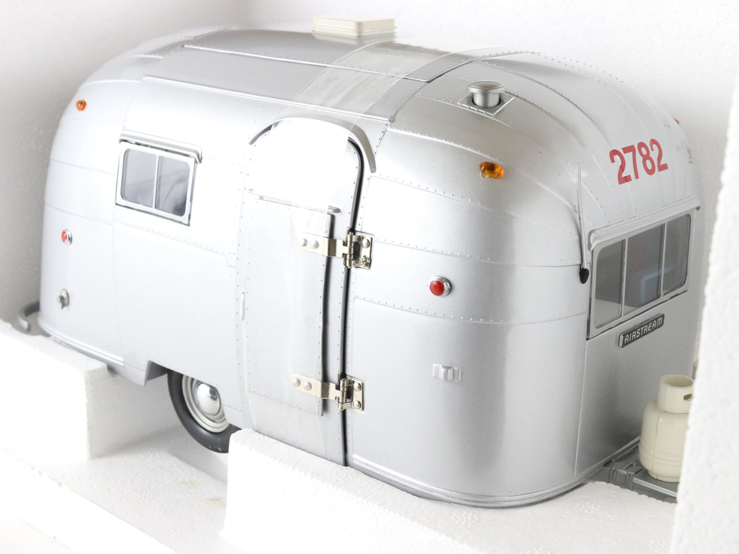 Airstream Trailer Silver Motor City Classics 1:18 92005 Diecast Metal Model