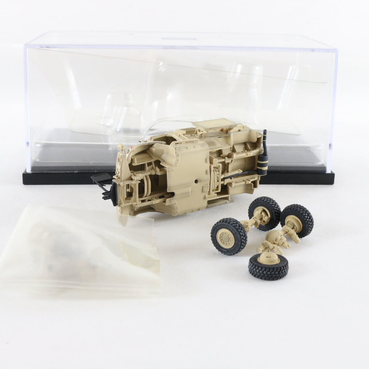 M1224 Maxxpro Mine Resistant USMC T-Model 1:72 Plastic Military Vehicle