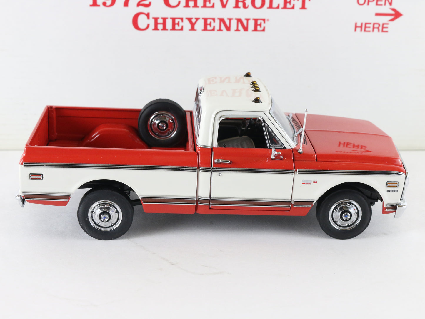 1972 Chevrolet Cheyenne Pickup Truck Red White Danbury Mint 1:24 Diecast Model