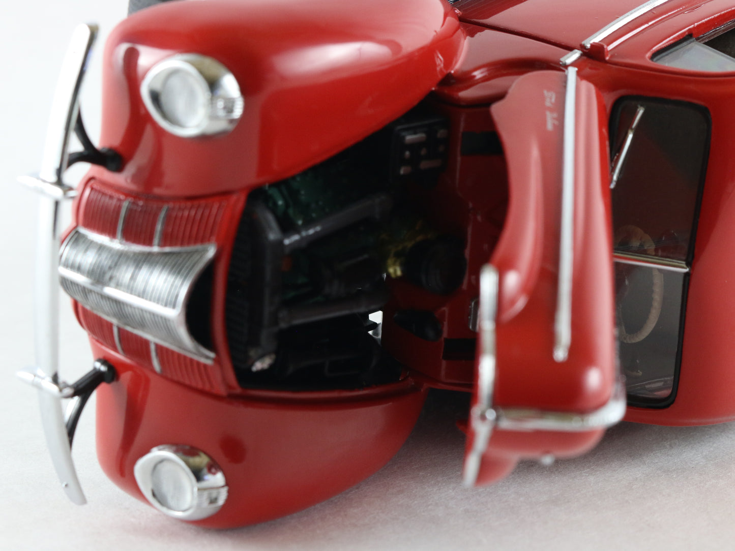 1940 Ford Deluxe Coupe Red Danbury Mint 1:24 Model Car