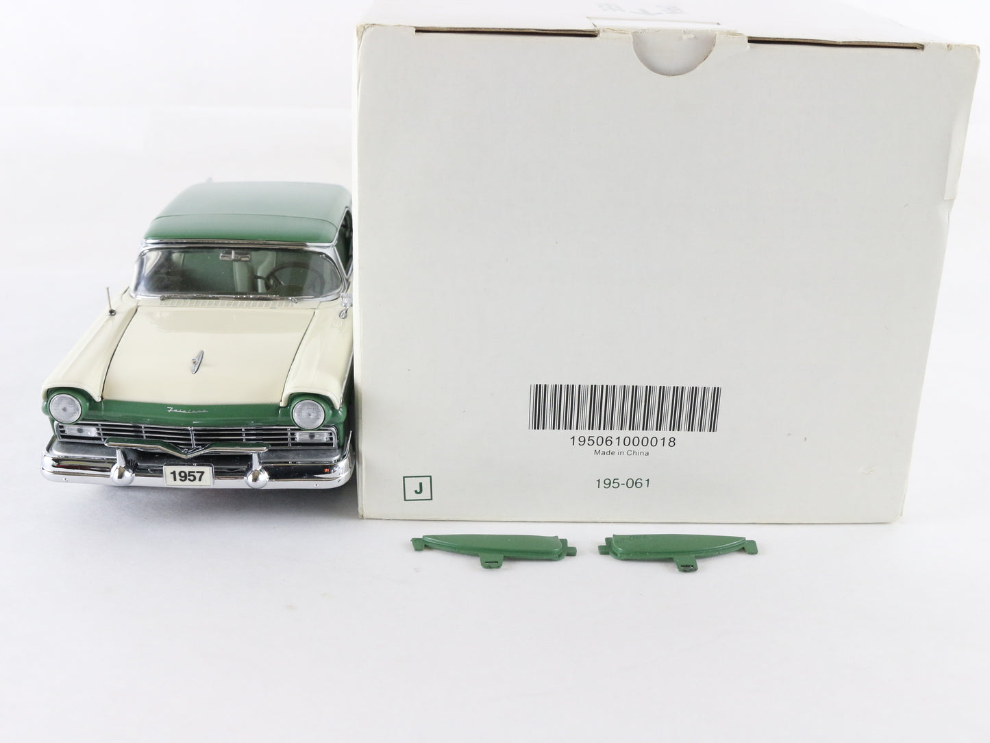 1957 Ford Fairlane 500 Skyliner Green White Danbury Mint 1:24 Diecast Model Car