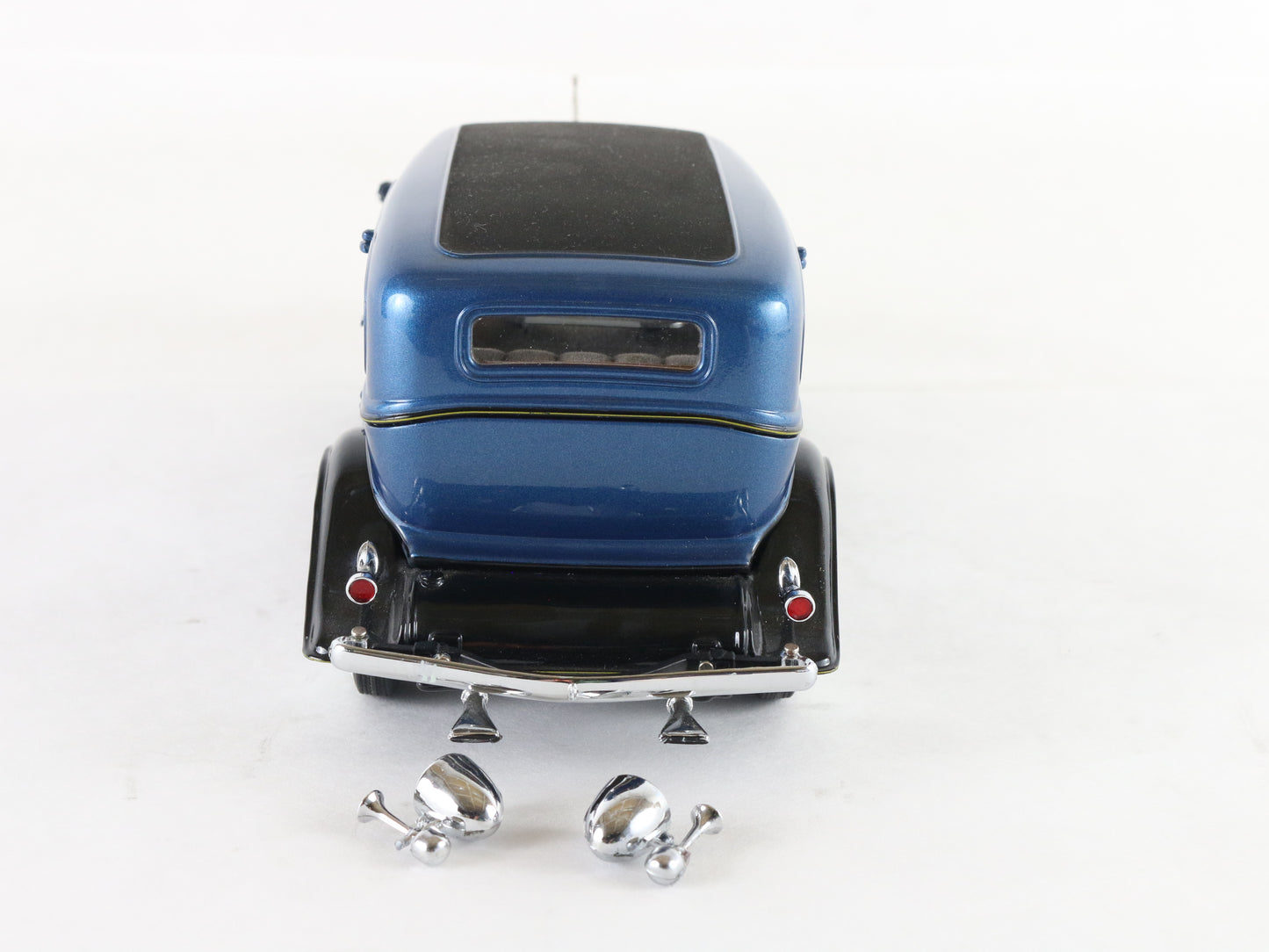 1932 Cadillac V-16 Sedan Blue Danbury Mint 1:24 Diecast Model LE #946/5000