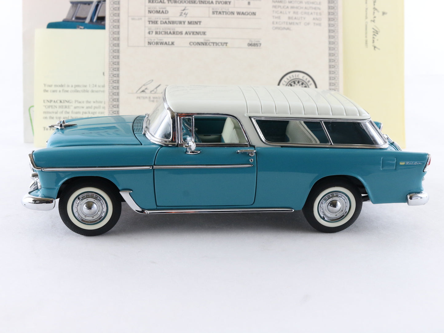 1955 Chevrolet Nomad Blue White Danbury Mint 1:24 Model Car W/ Paperwork