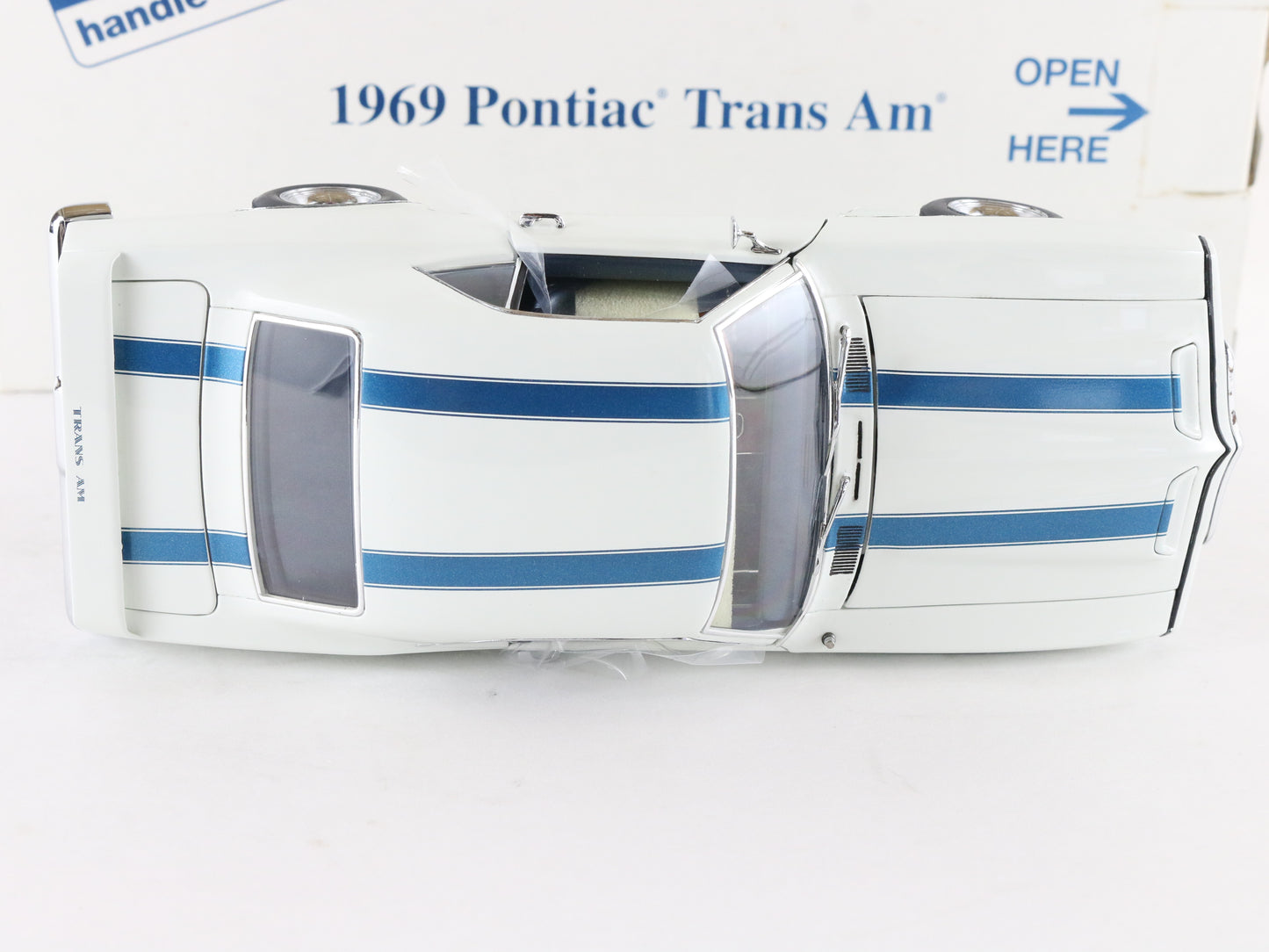 1969 Pontiac Trans Am Coupe Cameo White Blue Danbury Mint 1:24 Diecast Model
