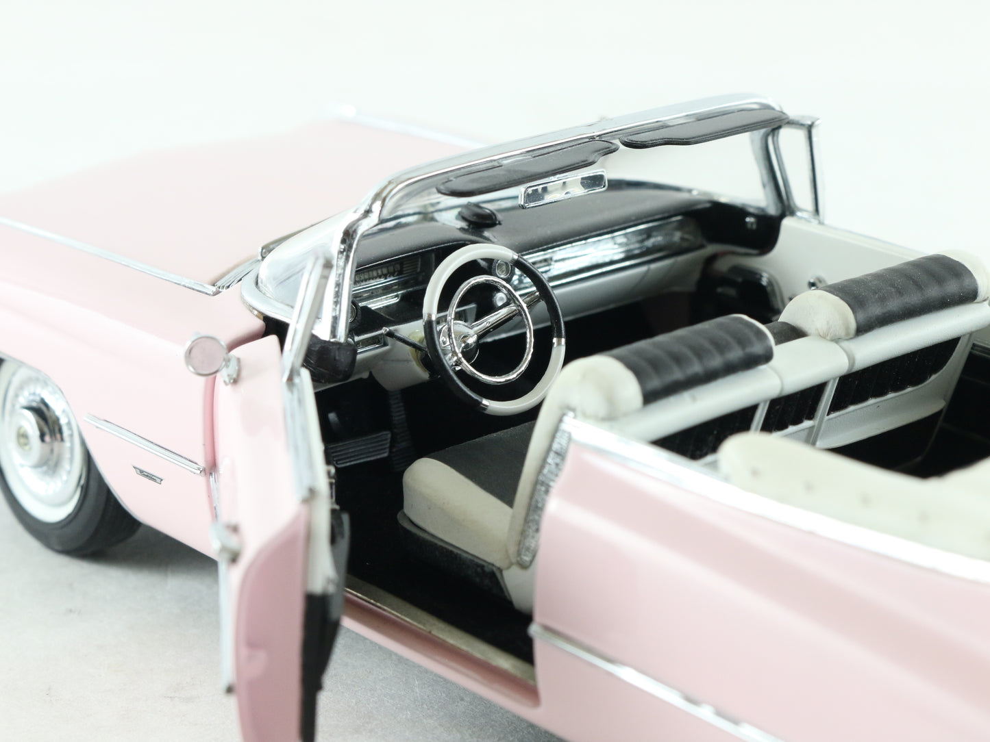 1959 Cadillac Series 62 Convertible Pink Danbury Mint 1:24 Model Car