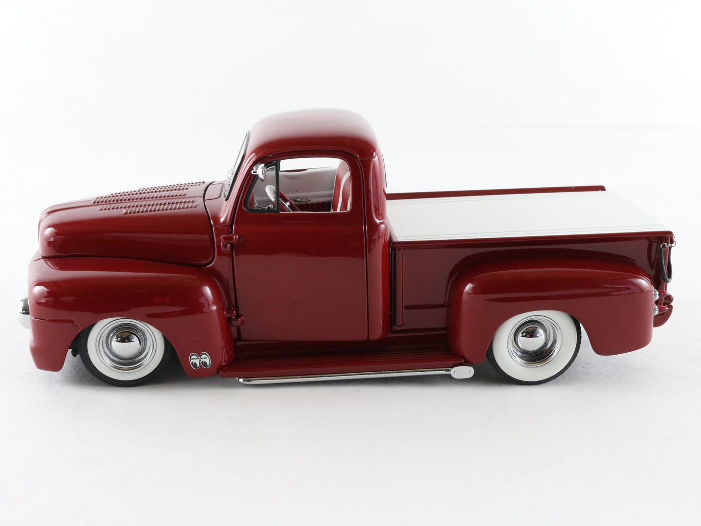 1951 Ford F1 Custom Pickup Truck Red & White Danbury Mint 1:24 Model