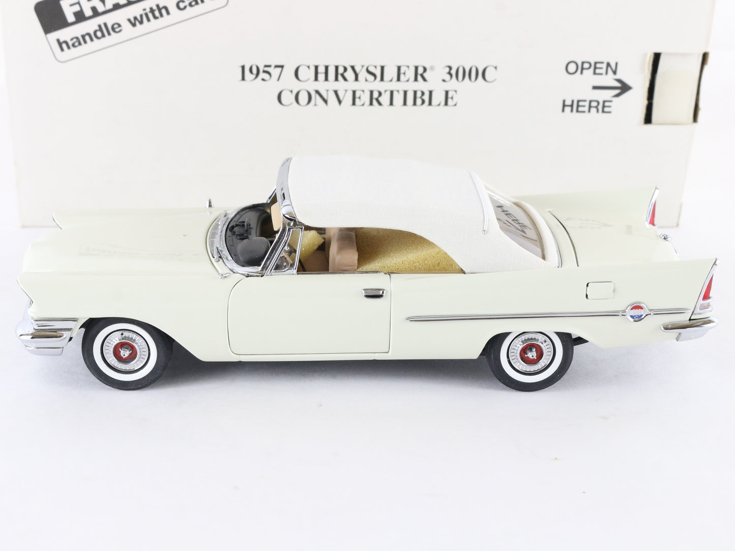 1957 Chrysler 300C Convertible White Danbury Mint 1:24 Diecast Model Car