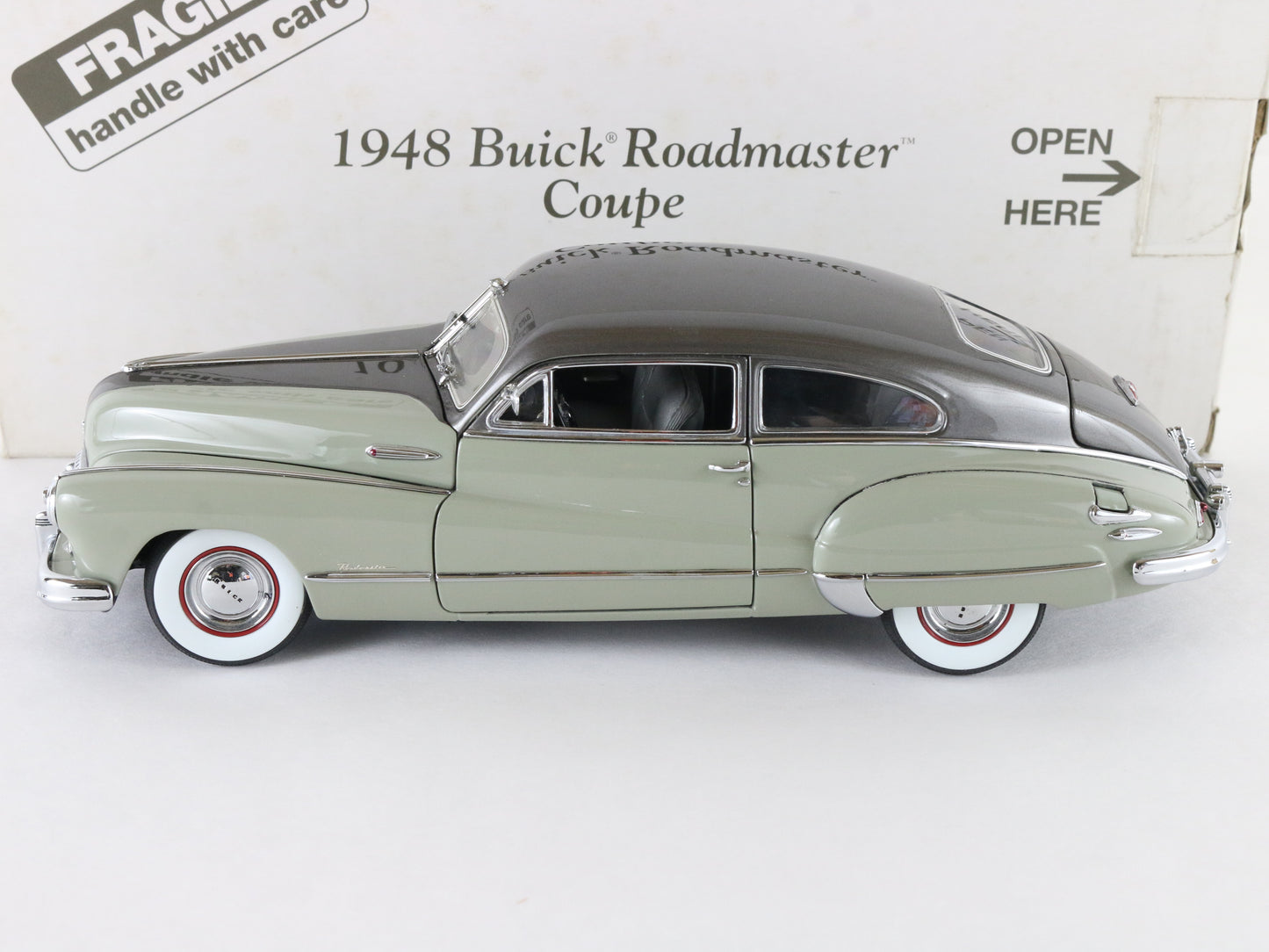 1948 Buick Roadmaster Coupe Green Gray Danbury Mint 1:24 Diecast Model Car
