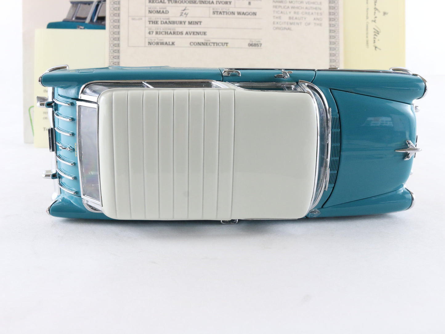 1955 Chevrolet Nomad Blue White Danbury Mint 1:24 Model Car W/ Paperwork