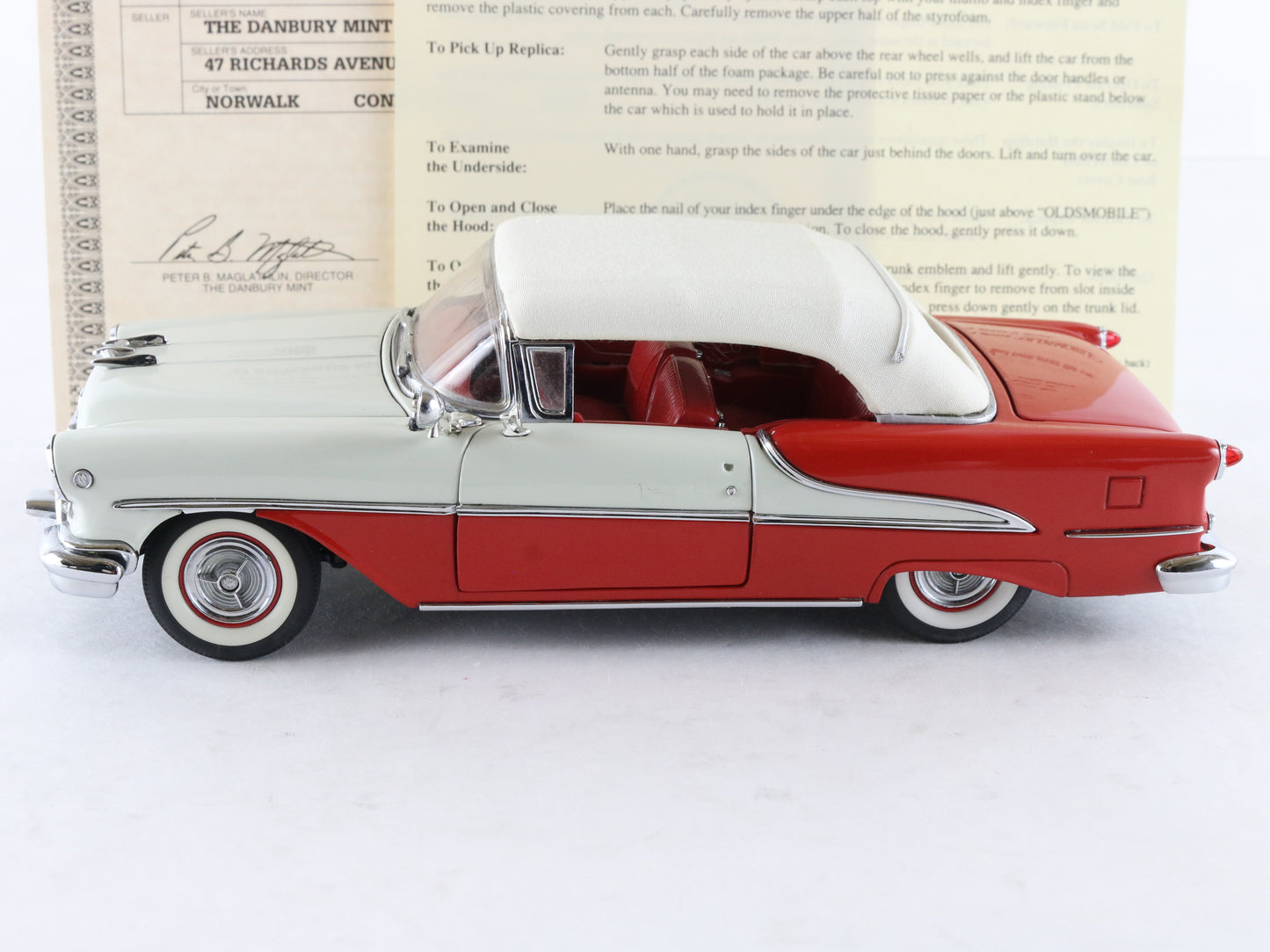 1955 Oldsmobile Super 88 Convertible Red White Danbury Mint 1:24 Model Car