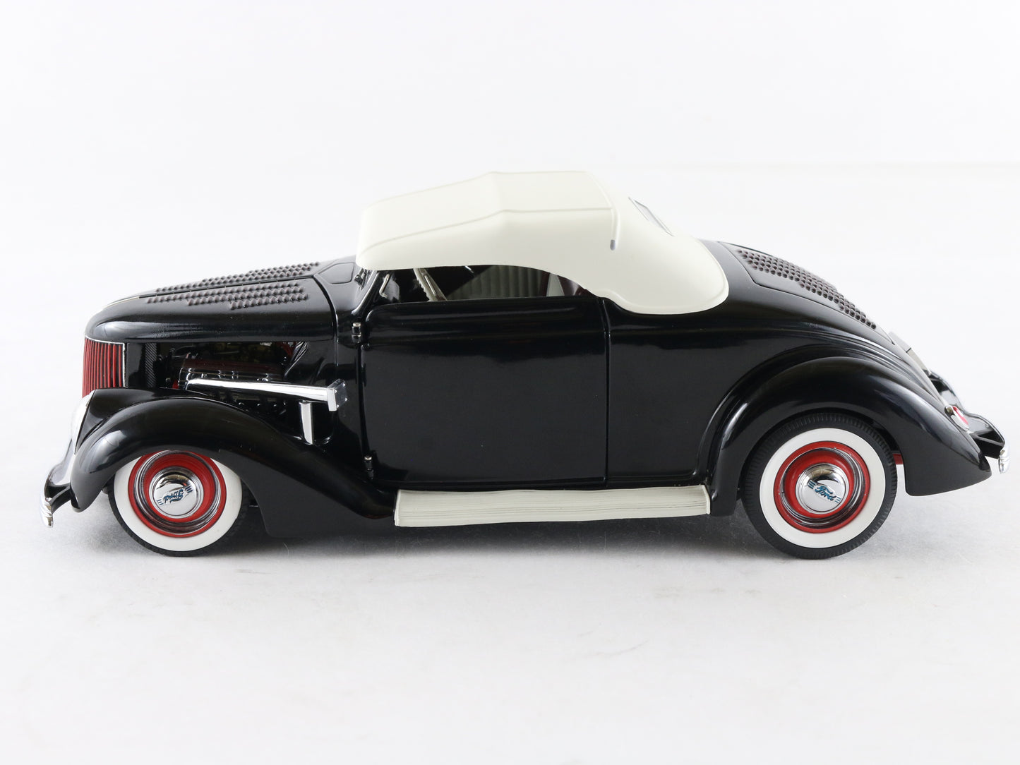 1936 Ford Hot Rod Deluxe Cabriolet Convertible Danbury Mint 1:24 Model Car