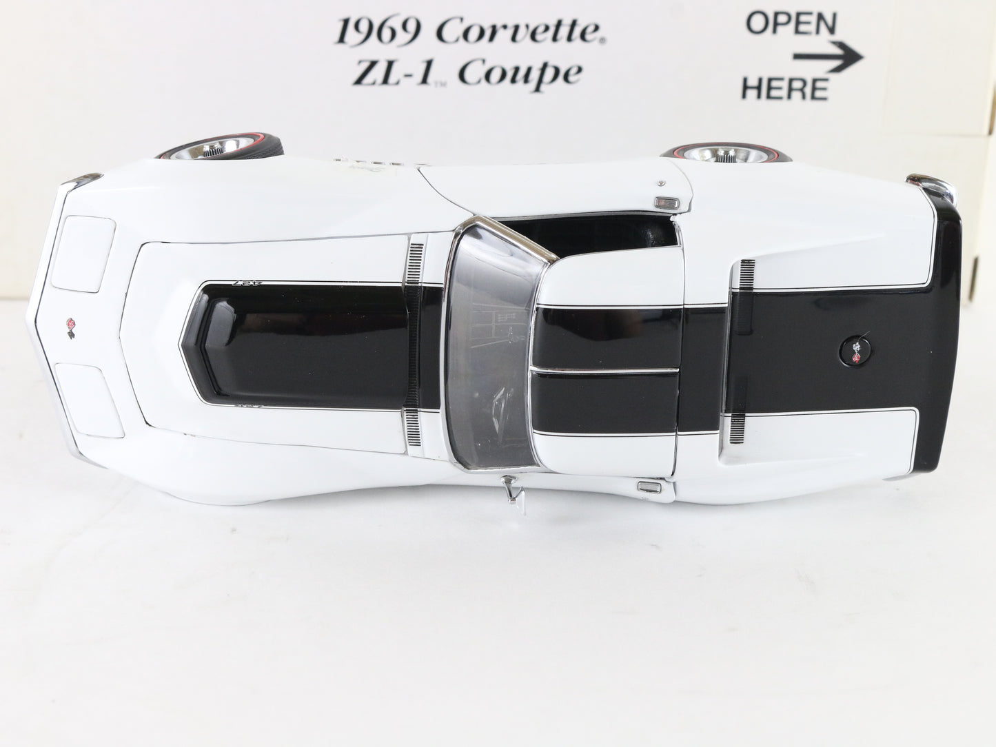 1969 Chevy Corvette ZL-1 Coupe Can-Am White Danbury Mint 1:24 Diecast Model