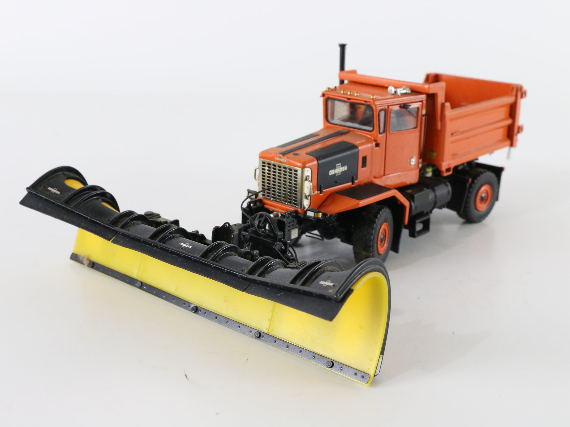 Oshkosh P Series 2 Axle 4x4 Plow Orange Sword Metal Model 1:50