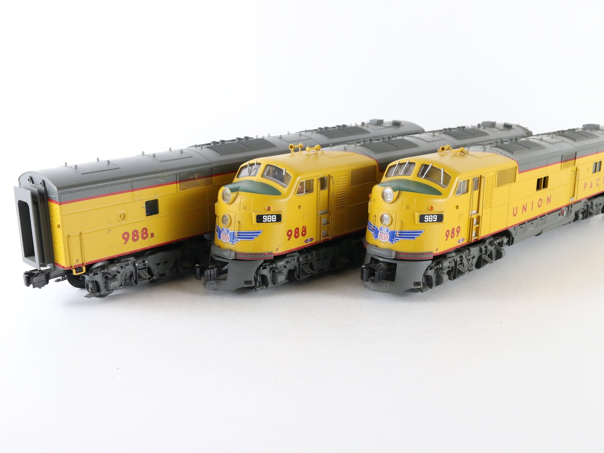 Lot Of 3 Lionel O Union Pacific 988 988b 989 E7 Diesel Locomotives 6-24574 – Set of 3 Lionel O scale Union Pacific E7 diesel locomotives for O gauge train layouts.