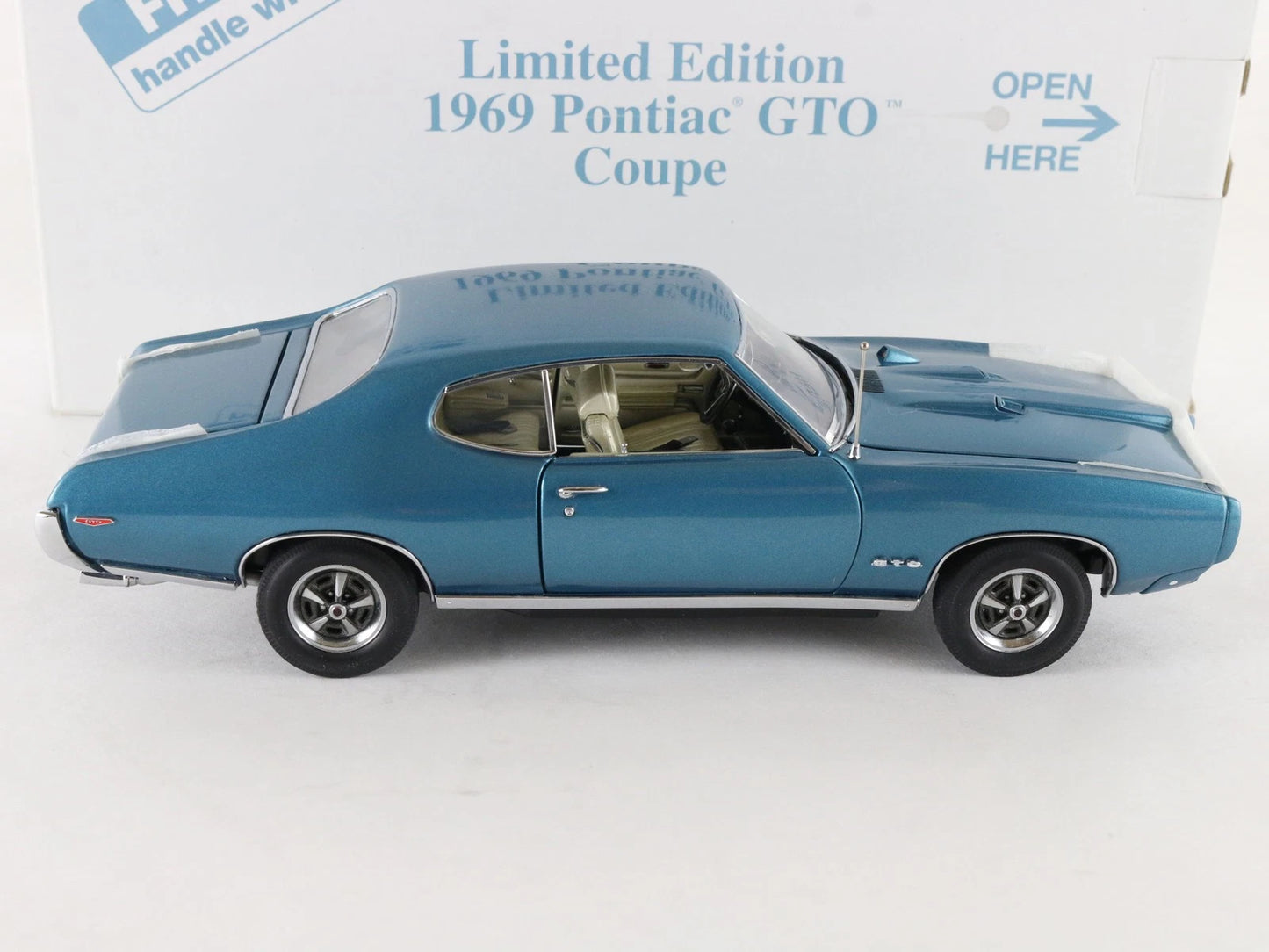 1969 Pontiac GTO Coupe Light Blue Danbury Mint 1:24 Diecast Model 680