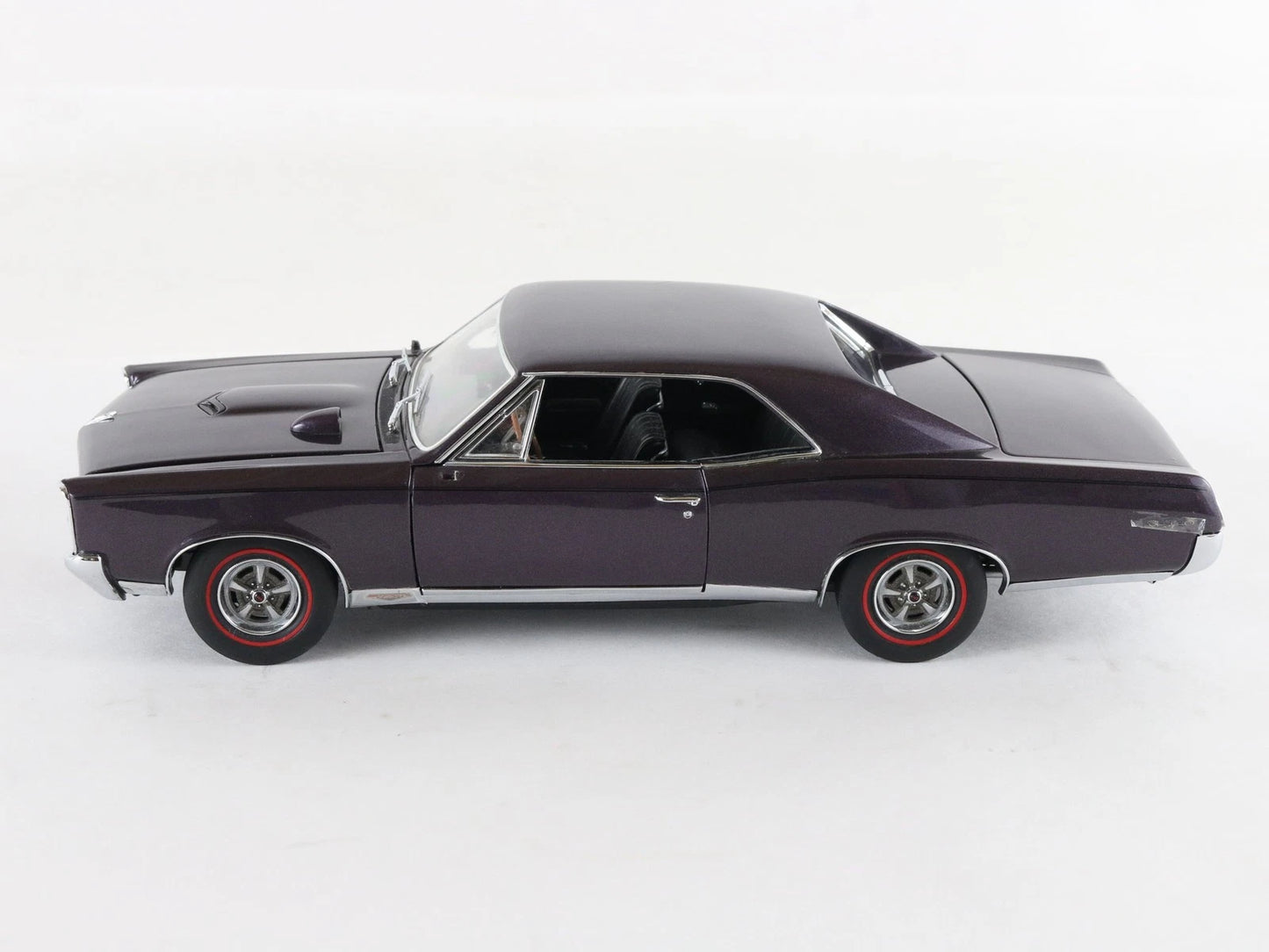 1967 Pontiac GTO Hardtop Plum Mist Purple Danbury Mint 1:24 Diecast Model Car