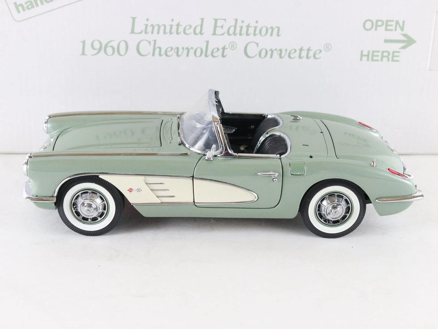 1960 Chevy Corvette Green White Convertible Limited Danbury Mint 1:24 2505