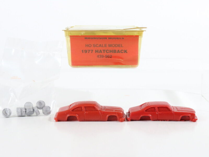 Set Of 2 1977 Hatchbacks Red Resin Magnuson Models 1:87 HO 439-962 UNBUILT