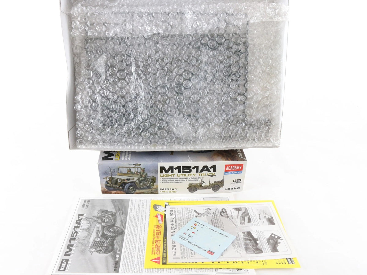 M151A1 Mutt Light Utility Truck Ford Academy 1:35 1323 CA194-12000 Military Kit