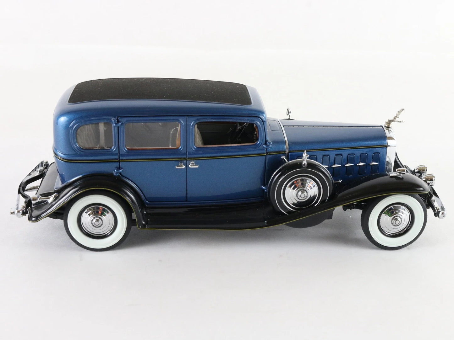 1932 Cadillac V-16 Sedan Blue Danbury Mint 1:24 Diecast Model LE #946/5000