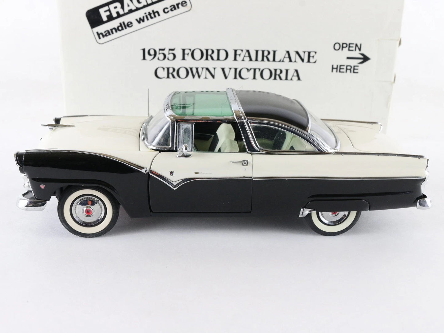 1955 Ford Fairlane Crown Victoria Danbury Mint 1:24 White Black Diecast Model