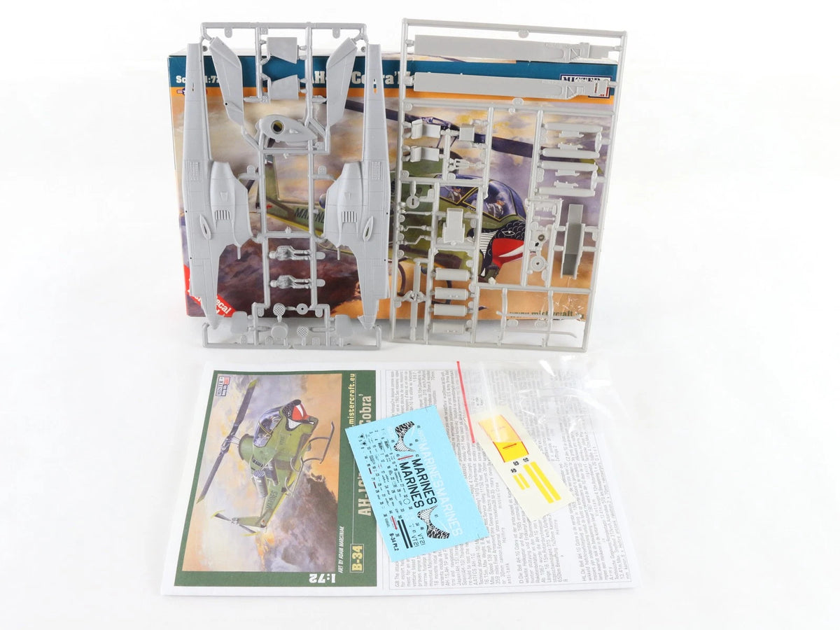 AH-1G Cobra Helicopter Marines Bell Mister Craft 1:72 020347 Military Kit