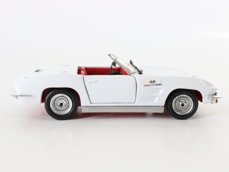 1988 Chevrolet Corvette Stingray White & Red Revell 1:24 Model Car