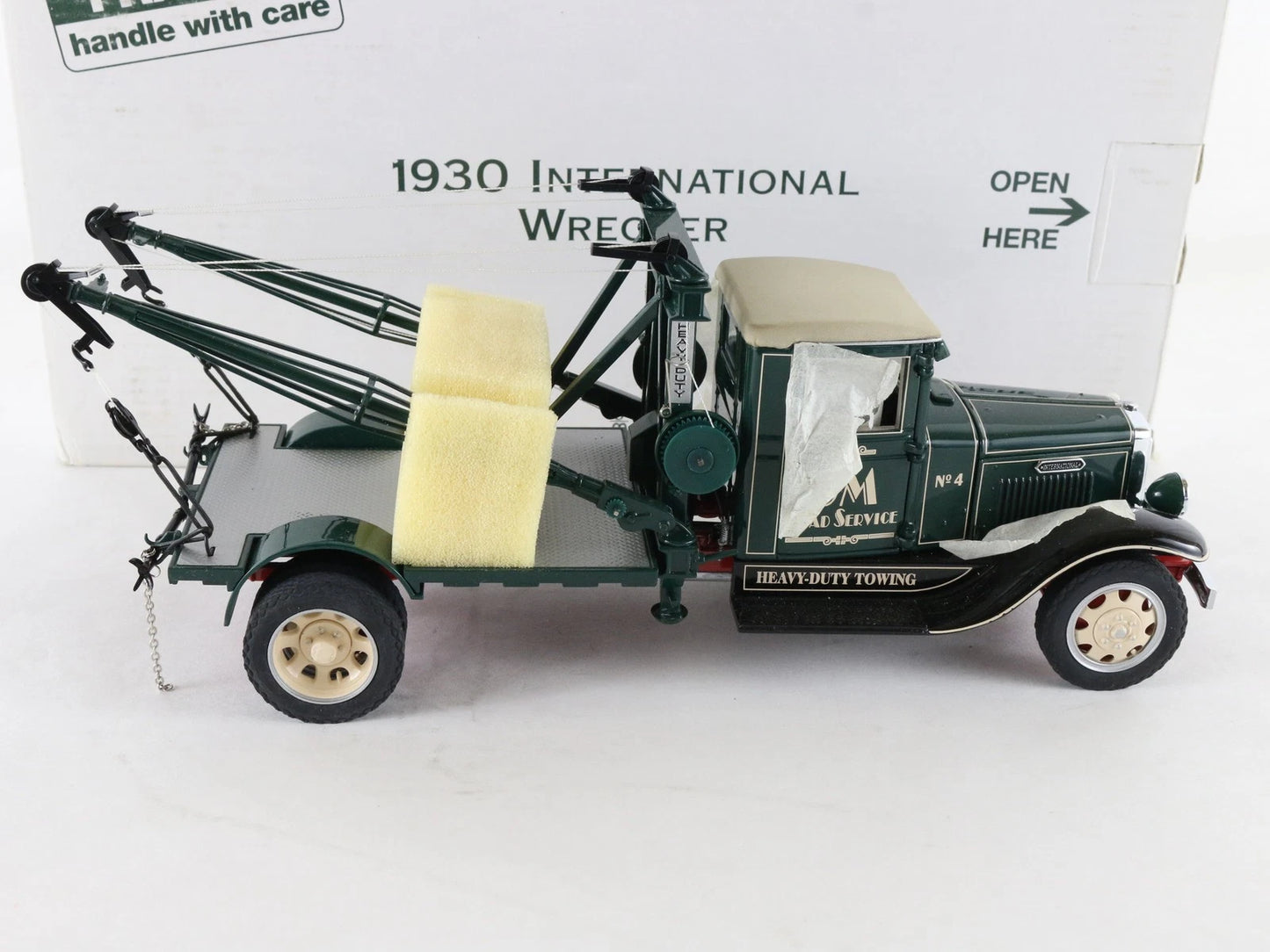 1930 International Wrecker IH A5 Tow Truck Green Danbury Mint 1:24 Scale