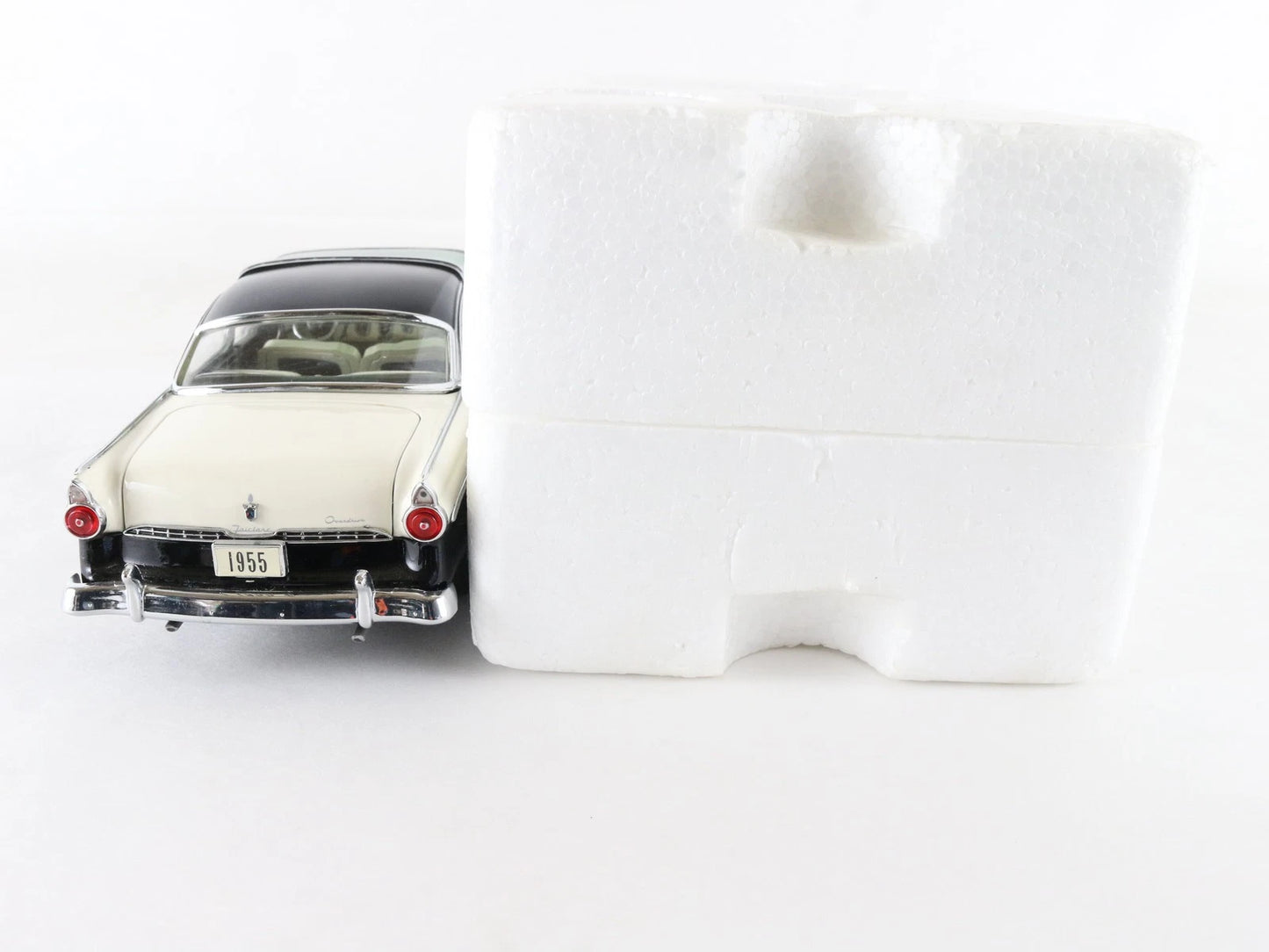 1955 Ford Fairlane Crown Victoria Danbury Mint 1:24 White Black Diecast Model