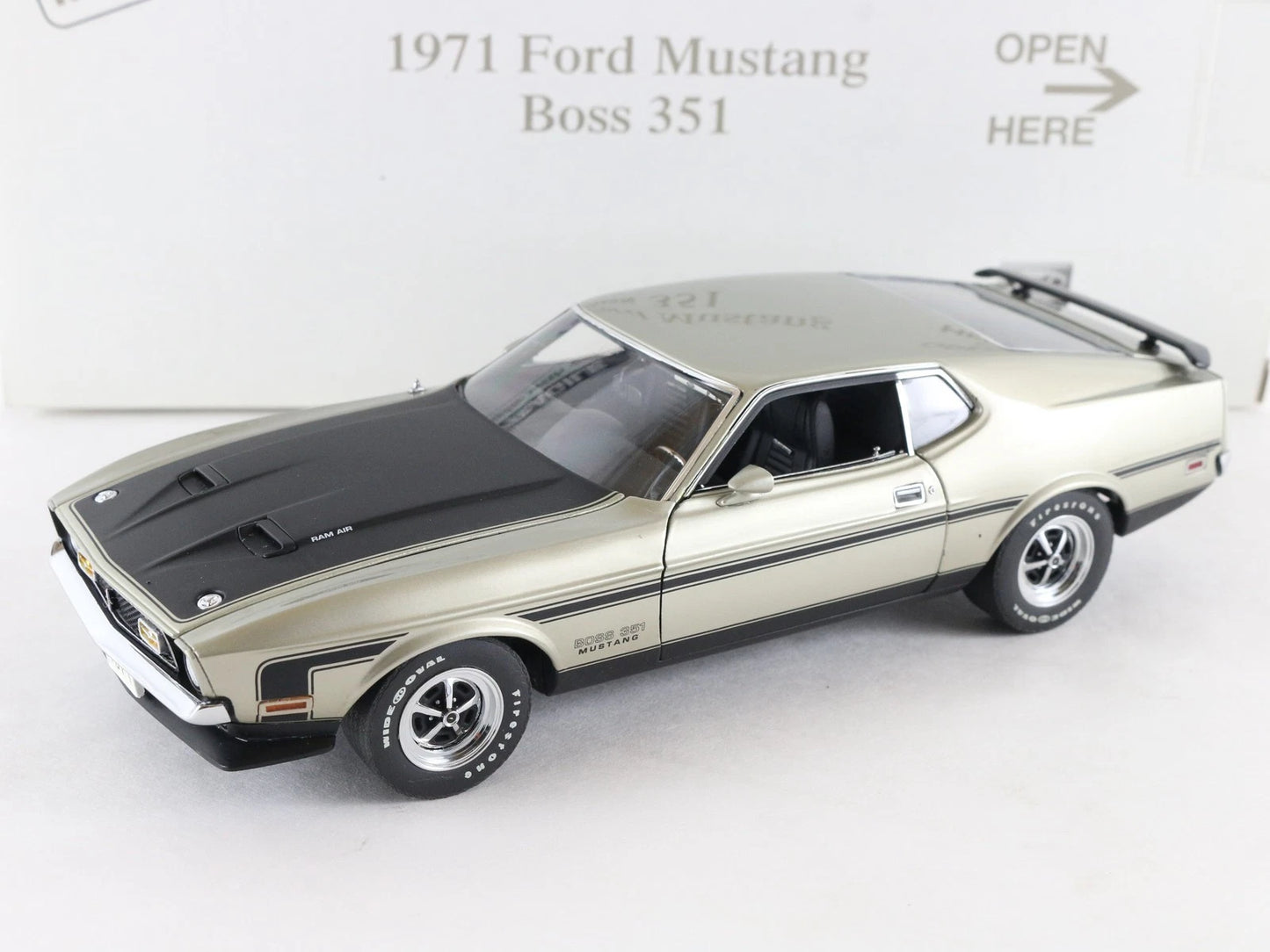 1971 Ford Mustang Boss 351 Fastback Gray Black Danbury Mint 1:24 Diecast Model
