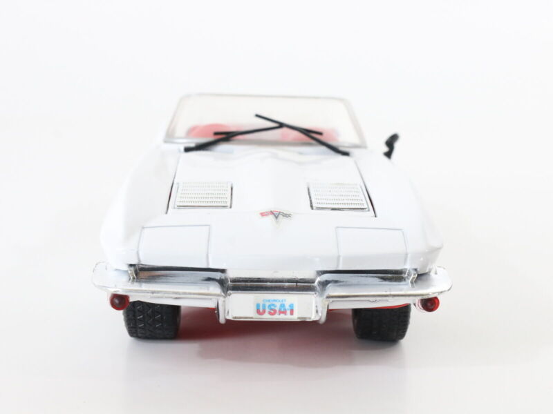 1988 Chevrolet Corvette Stingray White & Red Revell 1:24 Model Car