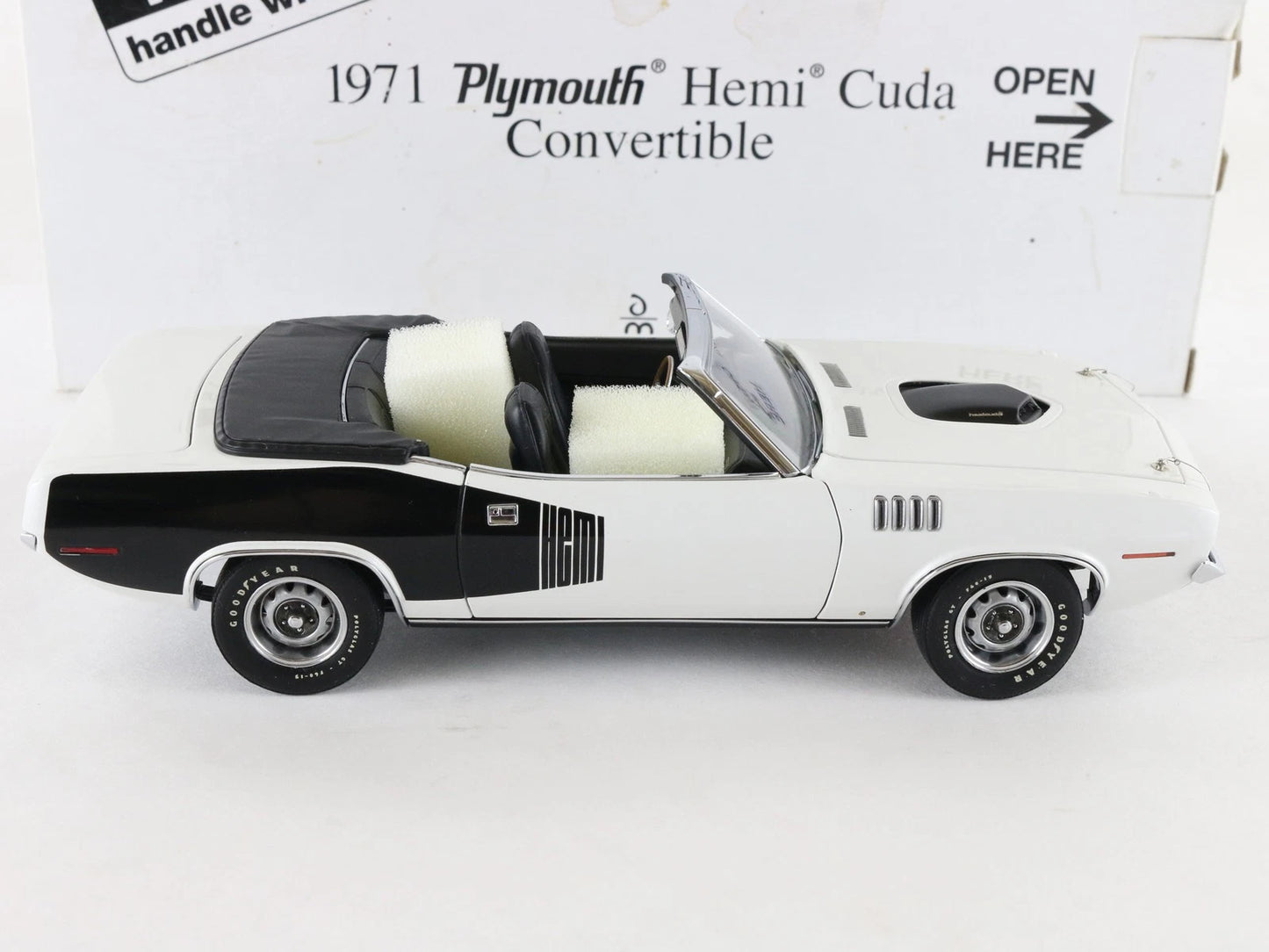 1971 Plymouth Hemi Cuda Barracuda Convertible White Black Danbury 1:24 Diecast
