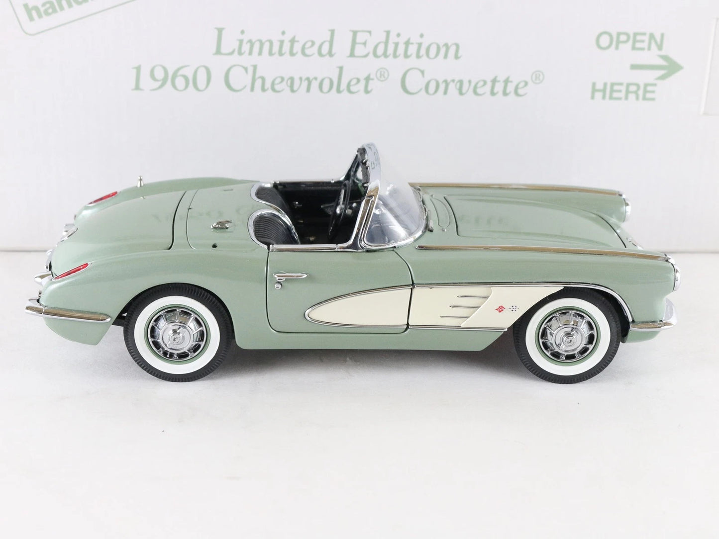 1960 Chevy Corvette Green White Convertible Limited Danbury Mint 1:24 2505