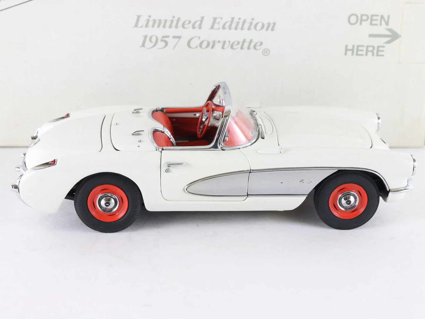 1957 Chevy Corvette Roadster White Black Limited Danbury Mint 1:24 Diecast #912