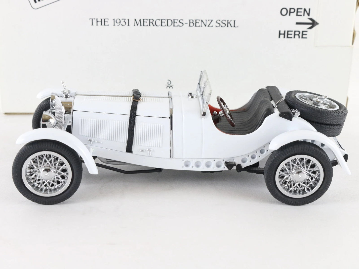 1931 Mercedes Benz SSKL White Black Danbury Mint 1:24 Model Car w/ Box