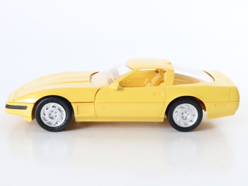 1992 Chevy Corvette Bright Yellow AMT ERTL 1:24 Plastic Promo Model Car