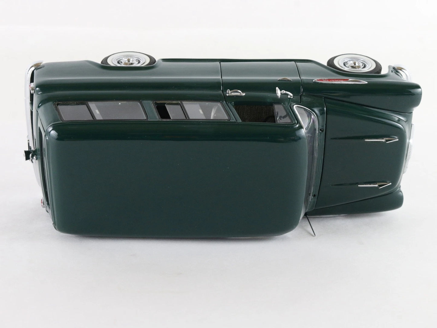 1957 Chevrolet Suburban Green Danbury Mint 1:24 Diecast Model Car