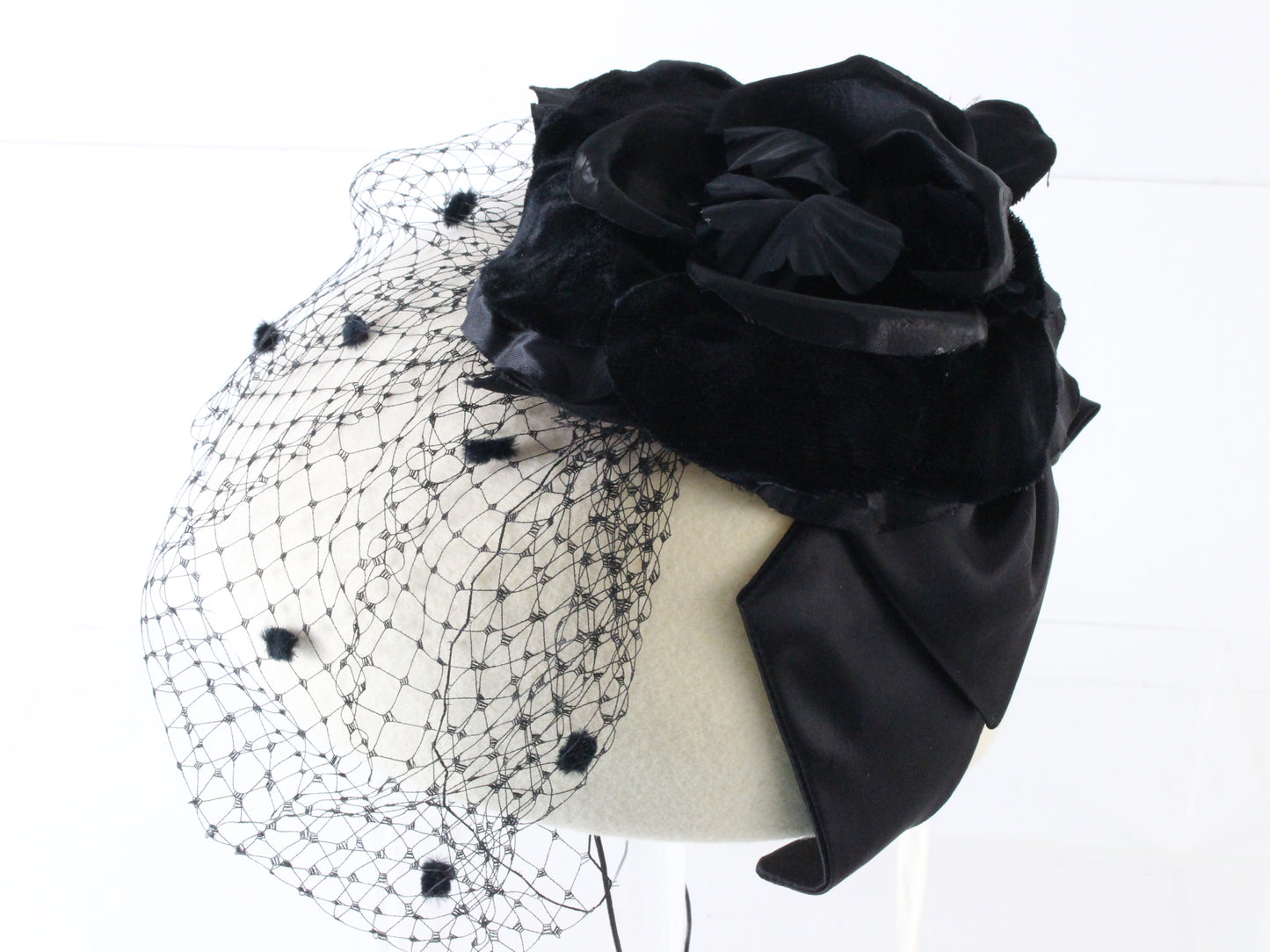 Georgi Ladies White And Black Wool Felt Hat W/ Flowers 6 7/8 55cm