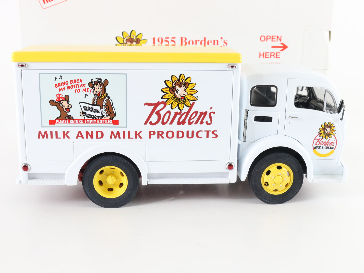 1955 Bordens Yellow & White 3000 Milk Truck Danbury Mint 1:24 Model Car