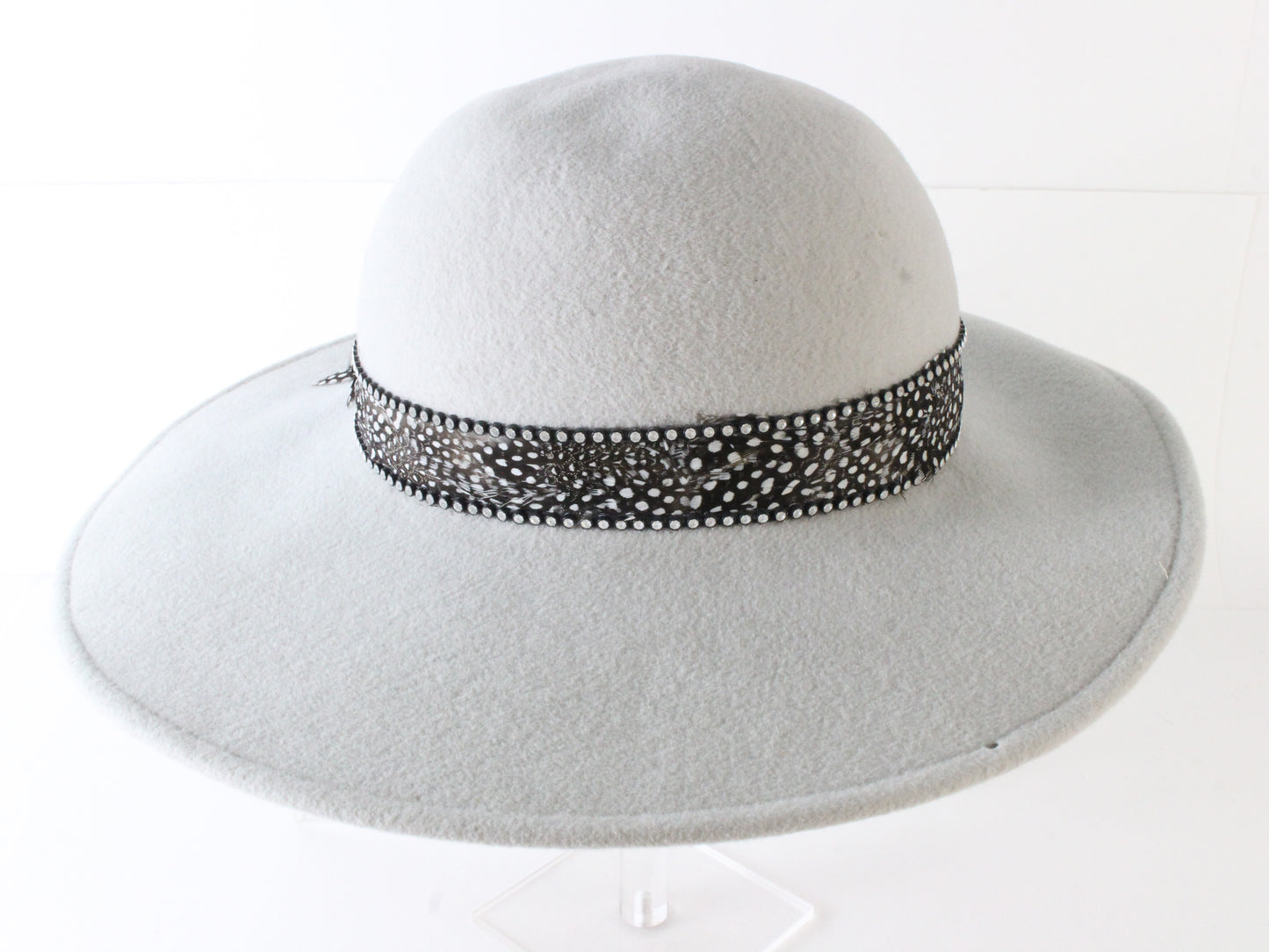 George Z'amaul New York Ladies Alabaster Gray Felt Hat W/ Feathers 7 1/8 57cm