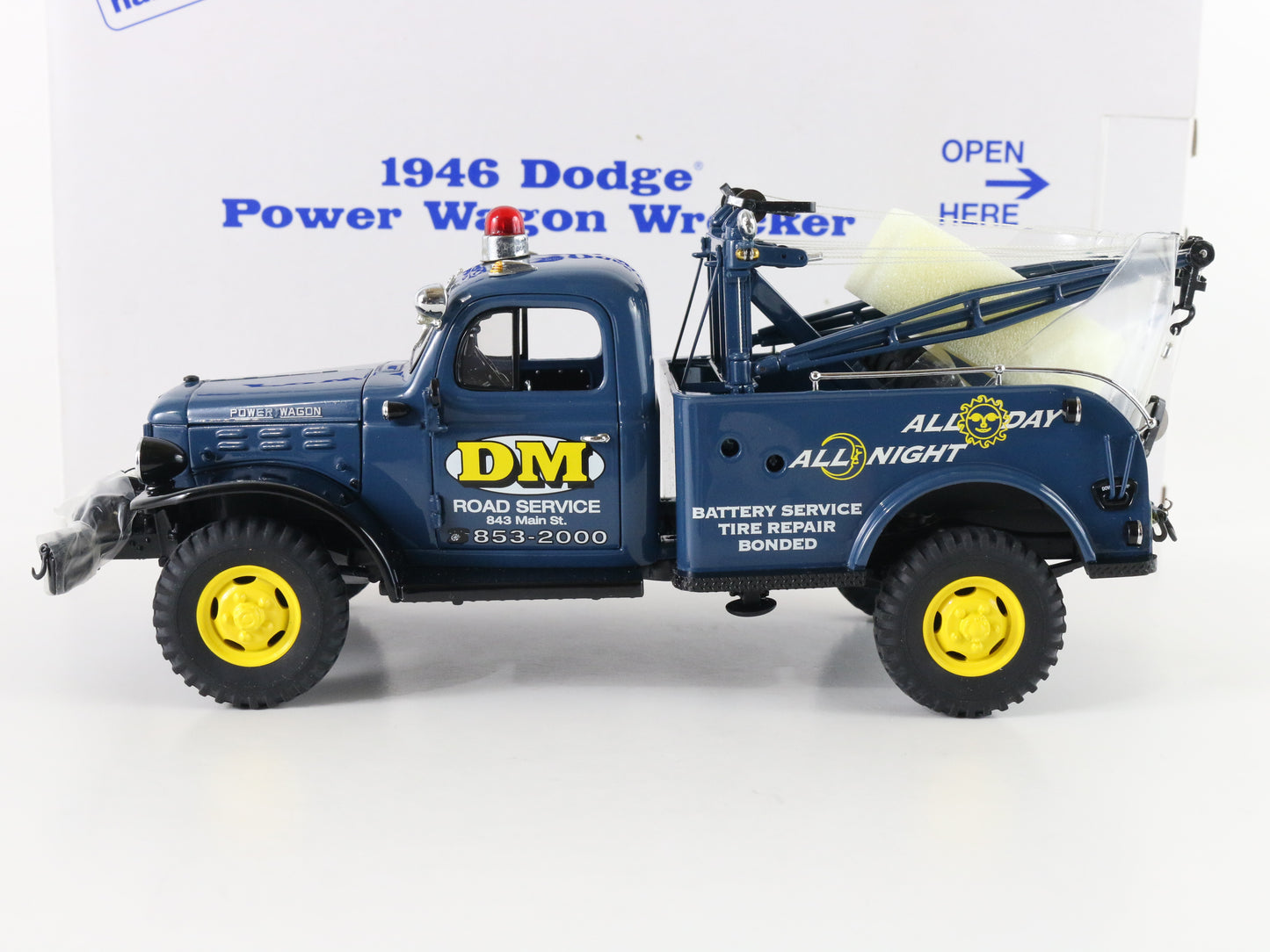 1946 Dodge Power Wagon Wrecker DM Service Blue Danbury Mint 1:24 Model Car