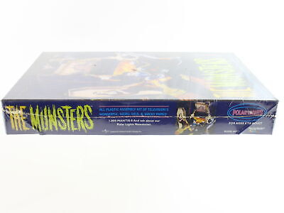 The Munsters Living Room Model Kit Polar Lights Playing Mantis Universal 5013