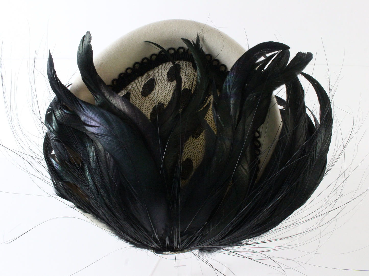 Sonni Of California Ladies White Boutique Hat W/ Black Feathers 7 1/8 57cm